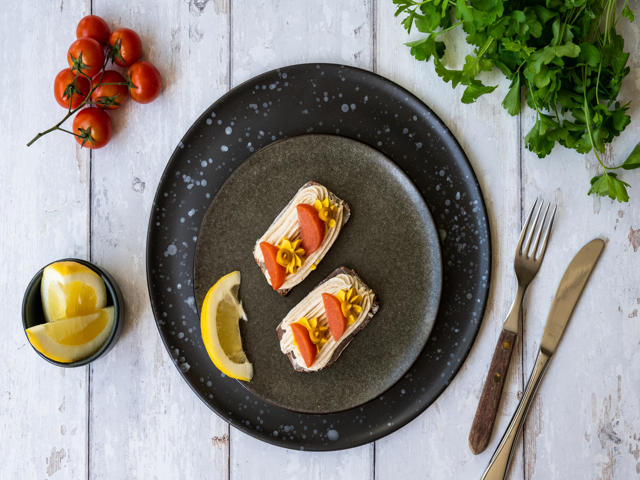 gratin kost Rugbrød med fiskefrikadelle, remoulade, citron og tomat